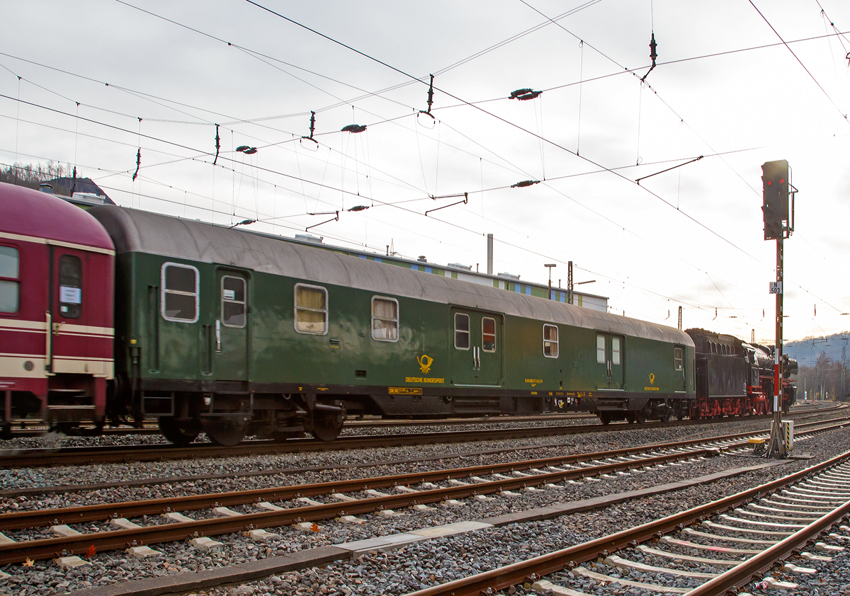
Ehemaliger Bahnpostwagen Dmz 090 der Deutschen Bundespost (DBP), 56 80 8995 017-0 D-EJS der Eisenbahnstiftung Joachim Schmidt als Begleitwagen f�r das Personal der 01 150 am 05.12.2015 bei der Zugdurchfahrt in Siegen-Geisweid. 

Er dient bei weiteren Ausfl�gen der jetzigen und zuk�nftigen Stiftungslokomotiven als �bernachtungsm�glichkeit, aber auch Ersatzteile und Werkzeug k�nnen mitgef�hrt werden.
