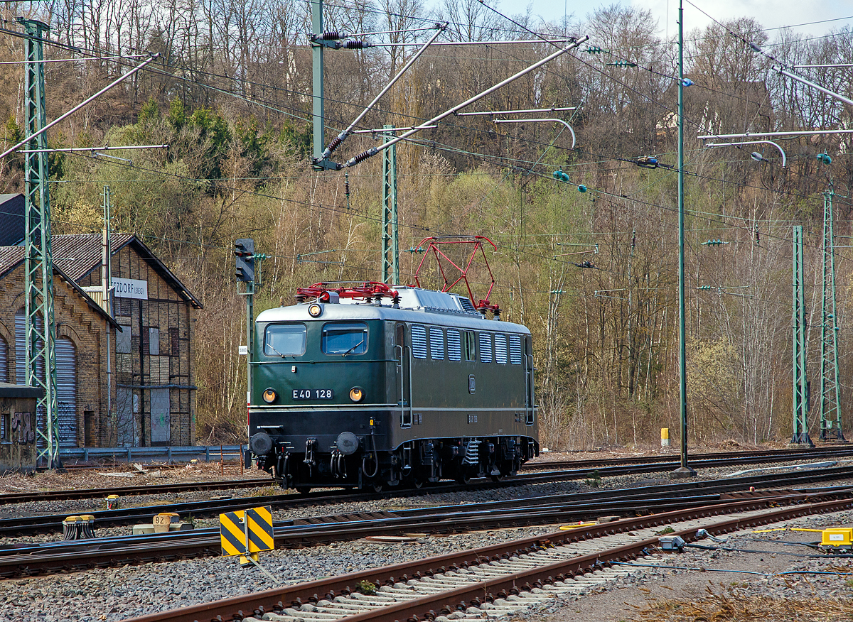 Eigentlich ist Karfreitag, aber es fährt trotzdem viel und außergewöhnliches auf der Siegstrecke...
Im Ursprungszustand die E 40 128 bzw. 140 128-0 (91 80 6 140 128-0 D-DB) vom DB Museum fährt am 02.04.2021, als Tfzf (Triebfahrzeugfahrt) bzw. Lz (Lokzug), durch Betzdorf (Sieg) in Richtung Siegen. Die Lok war auf dem Weg nach Crailsheim.

Die Lok wurde 1959 von Krauss Maffei unter der Fabriknummer 18539 gebaut, der elektrische Teil ist von den Siemens Schuckertwerke, und an die Deutschen Bundesbahn als E40 128 geliefert. Zum 01.01.1968 erfolgte die Umzeichnung in DB 140 128-0. Aus dem aktiven Dienst schied sie 2005 aus und ging ins DB Museum Koblenz-Lützel. Die Lok befindet sich als E40 128 im Ursprungszustand (chromoxidgrün)

Die ab dem Jahr 1968 als Baureihe 140 geführten Loks sind technisch gesehen eine E 10.1 ohne elektrische Bremse, jedoch mit geänderter Übersetzung des Getriebes.
Mit 879 Exemplaren ist die E 40 die meistgebaute Type des Einheitselektrolokprogramms der Deutschen Bundesbahn. Ihre zulässige Höchstgeschwindigkeit betrug am Anfang entsprechend ihrem vorgesehenen Einsatzgebiet im mittelschweren Güterzugdienst 100 km/h, diese wurde im Juni 1969 jedoch auf 110 km/h erhöht, um die Züge zu beschleunigen und die Loks auch besser im Personen-Berufsverkehr einsetzen zu können.

TECHNISCHE DATEN:
Spurweite: 1.435 mm
Achsanordnung: Bo´Bo´
Länge über Puffer: 16.440 mm
Drehzapfenabstand: 7.900 mm
Achsstand in den Drehgestellen: 3.400 mm
Gesamtachsstand: 11.300 mm
Treibrad-Durchmesser: 1.250 mm
Dienstgewicht:  86t
Achslast: 21,5t
Zulässige Höchstgeschwindigkeit: 110 Km/h
Stromsystem: Einphasen-Wechselstrom 15 000 V, 16 ²/³ Hz
Nennleistung: 3.700 kW (5.032 PS)
Zugkraft:	336 kN
Nennleistung Trafo: 4040 kVA
Anzahl Fahrstufen:  28
Anzahl Fahrmotoren:  4
Fahrmotor-Typ: SSW WB 372

Beschaffungskosten:  ca. 1.226.000 DM
