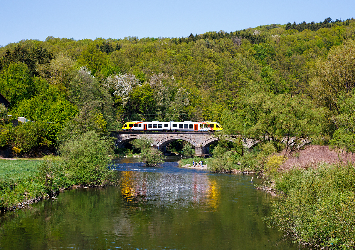 
Ein  Alstom Coradia LINT 41 der HLB (Hessische Landesbahn) überquert am 08.05.2016 bei Fürthen-Oppertsau die Sieg. Der VT fährt als RB 90  Westerwald-Sieg-Bahn  die Verbindung Westerburg - Altenkirchen - Au/Sieg) - Siegen.