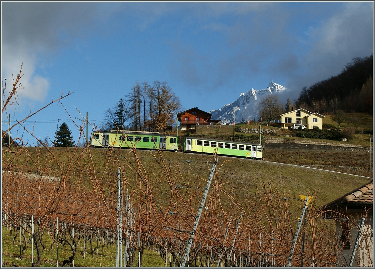 Ein ASD Regionalzug windet sich weite Kurfen ausnutzend in die Höhe.
Oberhalb von Aigle, den 5. Jan. 2014