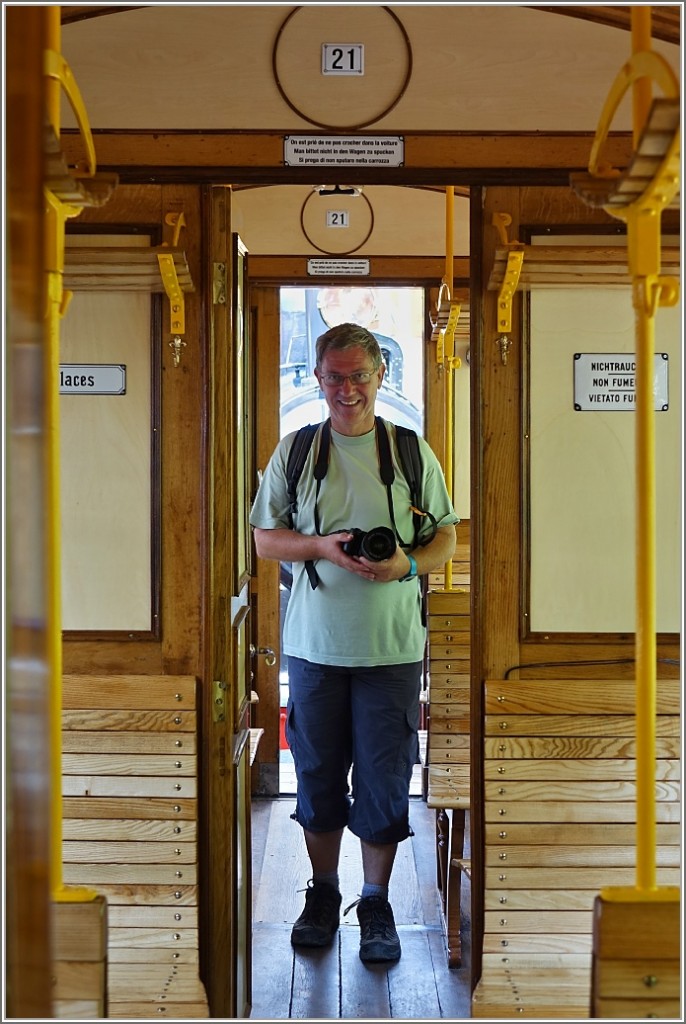 Ein Bahnfotograf freut sich über den Ausflug nach Chamby.
(01.08.2014)