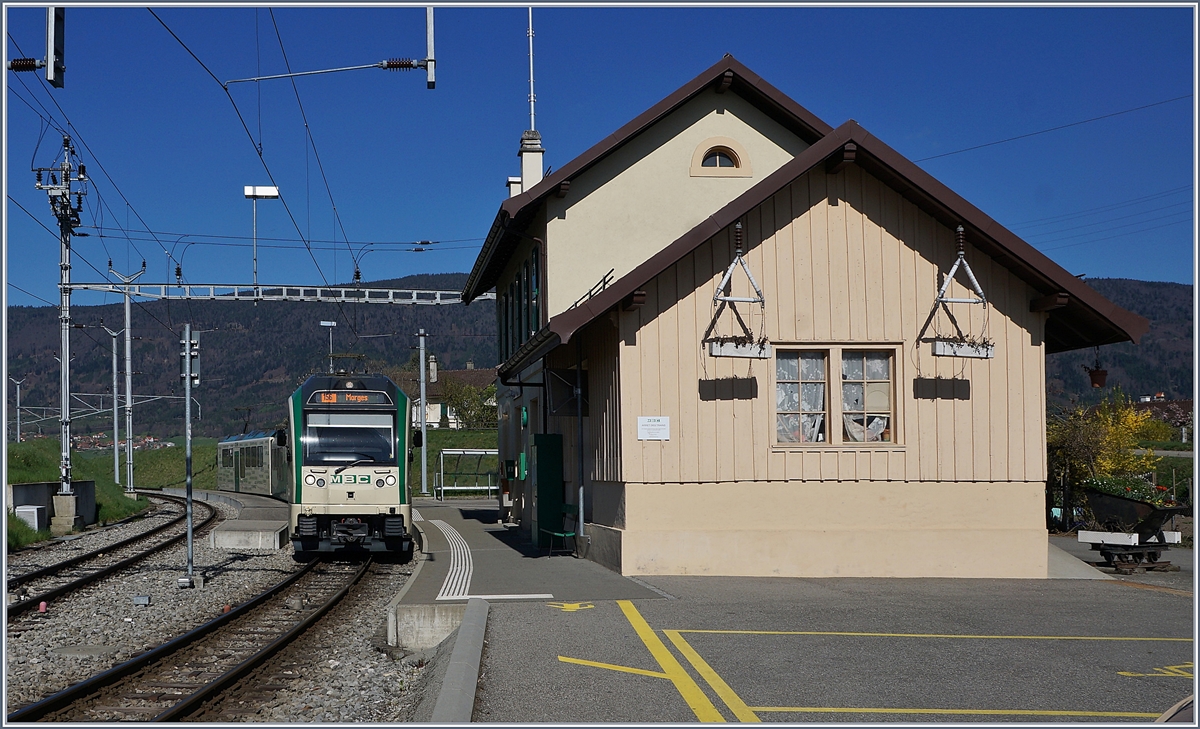 Ein BAM MBC Regionalzug von Bière kommend beim Halt in Ballens.
10.04.2017