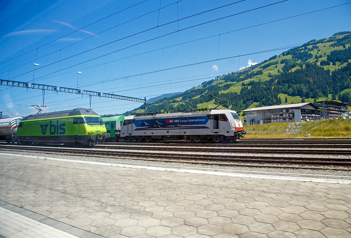 Ein Bild aus dem Zug....
In Frutigen vor dem Lötschberg-Basistunnel warten auf Weiterfahrt, links die BLS Re 465 005 (91 85 4465 005-7 CH-BLS) mit einem Kesselwagenzug und rechts dahinter die an die SBB Cargo International vermietete und bei der BLS Cargo AG eingestellte AKIEM 186 909 (91 83 2186 909-4 I-BLSC) mit einem RAlpin - RoLa-Zug (Rollende Landstraße). Die TRAXX F140 MS konnte ich bereits vor 4 Jahren in meiner Heimat ablichten, siehe http://hellertal.startbilder.de/bild/italien~e-loks~e-186-traxx-f140-ms/645411/die-fuer-die-crossrail-fahrende-186.html