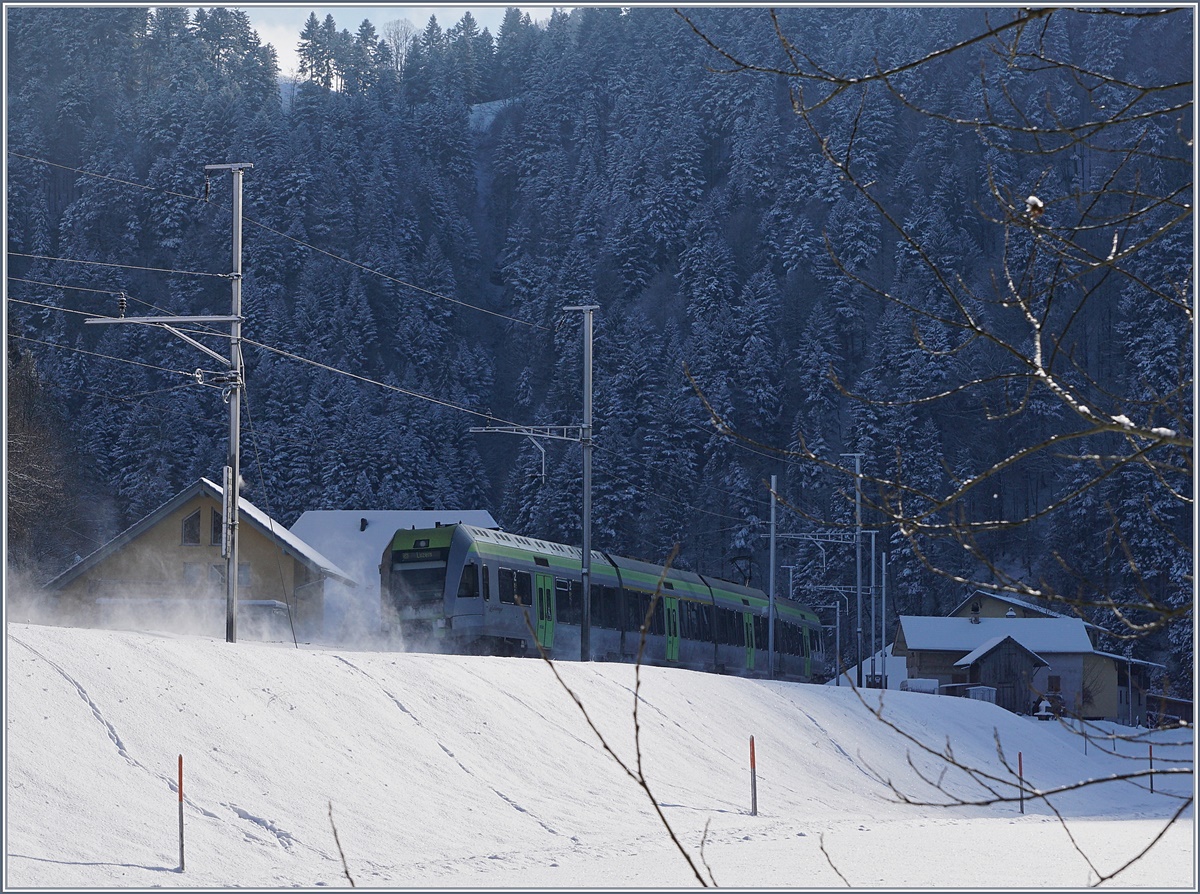 Ein BLS RABe 535  Lötschberger  auf seiner Fahrt Richtung Luzern kurz nach Trubschachen.

6. Jan. 2017