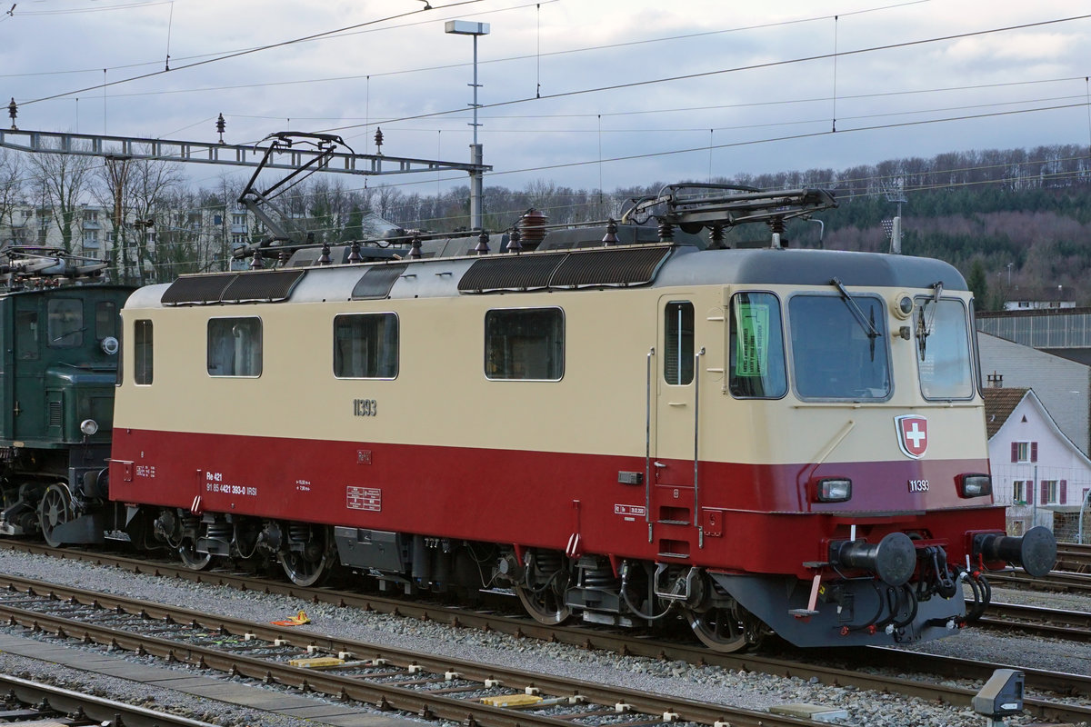 Ein echter Farbtupfer auf dem Schienennetz der Schweiz ist ab dem dem 2. M�rz 2020 die IRSI Re 421 393-0 mit dem TEE Anstrich. W�hrend mehreren Jahren war diese Lok f�r SBB CARGO INTERNATIONAL in Deutschland unterwegs. Sie verf�gt �ber keine Klimaanlage daf�r �ber die Zulassung f�r Deutschland. Vielleicht wird sie bald auch einmal in Hellertal unterwegs sein.
Verewigt wurde sie am 3. M�rz 2020 in Olten Hammer.
Foto: Walter Ruetsch