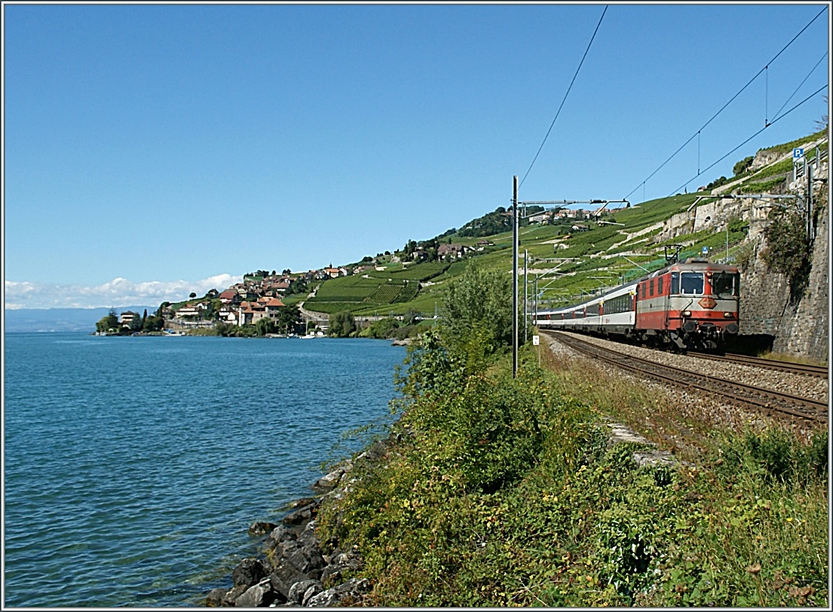 Ein erster Versuch mit dem neuen Bildbearbeitungsprogramm, an welches ich mich aber erst noch gew�hnen muss, 
Swiss-Express Re 4/4 II mit einem IR bei St-Saphorin.
9. Sept. 2013