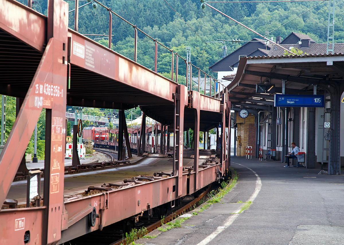 
Ein etwas anderes Bahnbild....
Die 185 157-5 (91 80 6185 157-5 D-DB) der DB Cargo AG fährt am 27.07.2016 mit einem leeren Autotransportzug (Wagen der Gattung Laaaks 553) durch den Bahnhof Betzdorf (Sieg) in Richtung Siegen.