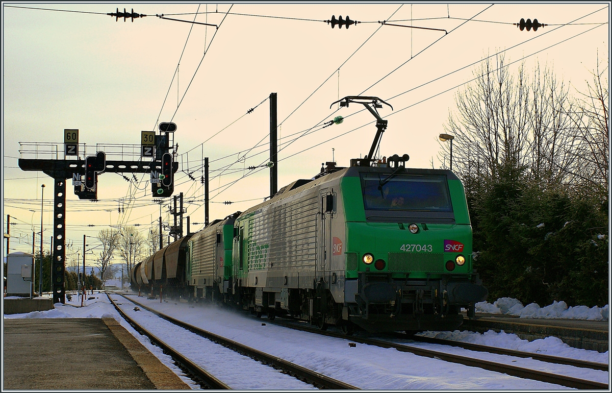 Ein flei�iges und ein faules  Fretchen  mit einem G�terzug in Frasne.
An der Spitze des leeren Getreidezugs aus Italien die 27043 mit gut gelaunten Lokf�hrern. 

2. April 2010 
