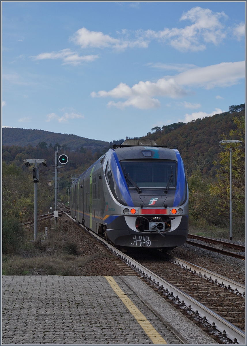 Ein FS Aln 501 MD verlässt S. Piero a Sieve in Richtung Firenze.

14. Nov. 2017