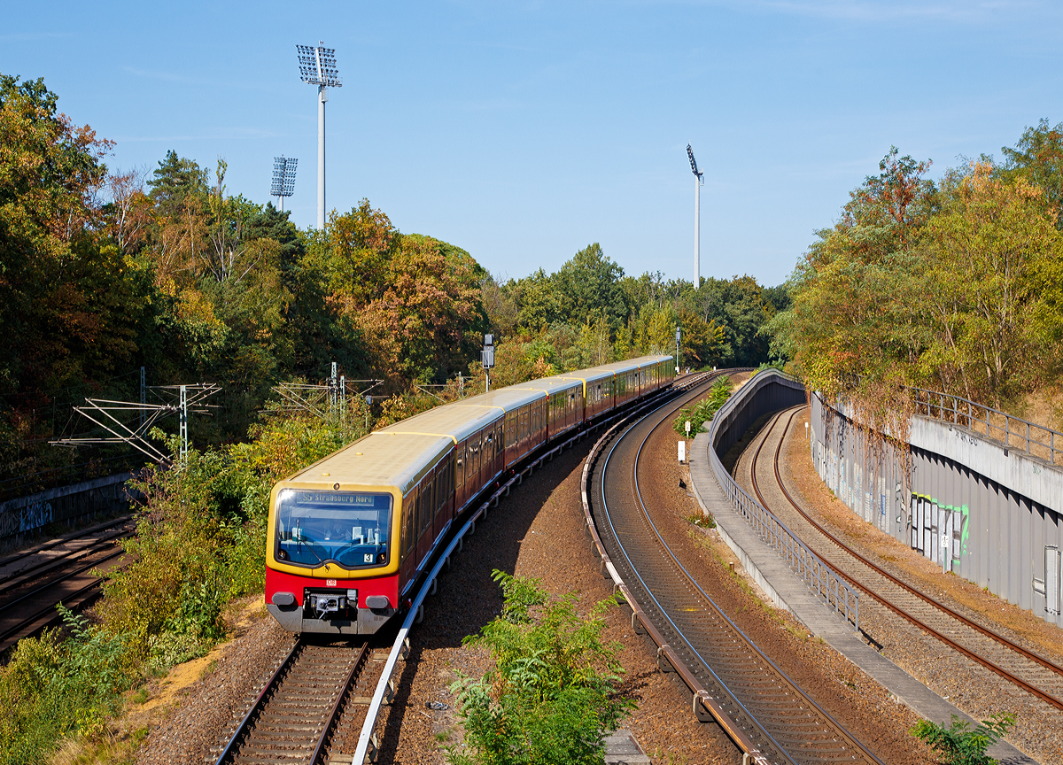 
Ein Ganzzug der BR 481/482 der S-Bahn Berlin (als Linie 5) erreichen am 18.09.2018 bald die Station Berlin Messe Süd (Eichkamp). 

Ein Ganzzug besteht jeweils aus vier Viertelzüge der Baureihe 481 und 482. Diese Baureihe der S-Bahn Berlin ist z.Z. noch jüngste Baureihe der S-Bahn Berlin und zugleich die derzeit meistgenutzte. Bereits 1990 setzten sich Vertreter der Berliner Verkehrsbetriebe und der Deutschen Reichsbahn (die damaligen Betreiber der getrennten Berliner S-Bahn-Netze) zusammen, um die Anforderungen für eine neue Baureihe zu entwickeln. 1993 wurde das erste Vorführmodell der Öffentlichkeit vorgestellt.

Die Fahrzeuge sollten den modernen Ansprüchen gerecht werden. Je zwei Triebwagen – einer mit Führerstand (BR 481), der andere ohne (BR 482) – sind durch einen Übergang miteinander verbunden. Somit ist die kleinste betriebliche Einheit ist ein Halbzug bestehend aus zwei Viertelzügen, sprich vier Wagen.

Durch den Einsatz von Zügen mit moderner Bremsenergierückspeisung (wie der BR 481) kann im Gesamtnetz eine durchschnittliche Stromersparnis von 30 Prozent gegenüber den klotzgebremsten Vorkriegszügen erreicht werden. Angetrieben werden drei von vier Drehgestellen eines Viertelzuges.

TECHNISCHE DATEN BR 481/482 (zweiteilig bzw. Viertelzug):
Hersteller Vorserie (1996): Deutsche Waggonbau AG (DWA)  / AEG, bis 2000 DWA / Adtranz und ab 2001 Bombardier
Baujahre: 1996 bis 2004
Gebaute Stückzahl: 500 Viertelzüge (2000 Wagen)
Spurweite: 1.435 mm (Normalspur)
Achsformel: Bo’Bo’ +Bo'2'
Länge über Puffer: 35.800 mm
Fahrzeugbreite: 3.140 mm
Fahrzeughöhe: 3.585 mm 
Drehzapfenabstand: 12.100 mm
Achsabstand im Drehgestell: 2.200 mm
Fußbodenhöhe: 1.000 mm (durchgängig) 
Leergewicht: 59 t
Sitzplätze: 94 
Stehplätze (2 Pers./m²):  200
Trieb- und Laufraddurchmesser:  820 mm (neu) / 760 mm abgenutzt
Leistung: 6 x 100 kW = 600 kW
Motorentyp: 6 Stück Drehstrom-Asynchron-Motor DKABZ 2806-4B
Höchstgeschwindigkeit: 100 km/h (z. Zt. durch das Eisenbahn-Bundesamt auf 80 km/h heruntergesetzt)
Max. Beschleunigung: 1,0 m/s² 
Max. Bremsverzögerung: 1,3 m/s²
Speisespannung: 750 V DC (seitliche über Stromschiene)
