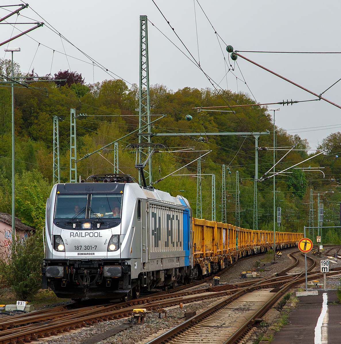 
Ein Hauch Stuttgart 21 an der Sieg....
Die Railpool 187 301-7 (91 80 6187 301-7 D-Rpool) fährt am 04.05.2019, mit einem Stuttgart 21 Aushubzug, durch Betzdorf/Sieg in Richtung Siegen. Diese Ganzzüge, mit AAEC (VTG) Containertragwagen Sgmmns 40‘ beladen mit jeweils 2 Schmitz Cargobull 20ft. Abraumcontainer für Abraum von „Stuttgart 21“, fahren für die DB AG zwischen Stuttgart (Baustelle Stuttgart 21) und Nordhausen.

Die TRAXX F160 AC3 LM wurde 2016 von Bombardier unter der Fabriknummer 35230 gebaut.
