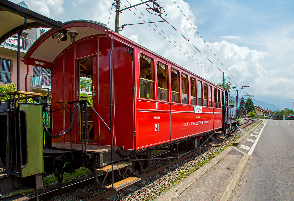 
Ein Original auf der Strecke Blonay-Chamby....
Fast 120 Jahre auf seiner Heimstrecke, die Strecke war immer seine Heimat. Der zweiachsige ex CEV 2./3. Klasse Groß-Plattformraumwagen BC2 21 der Museumsbahn Blonay-Chamby, ex CEV BC2 21, am 19.05.2018 im Zugverband in Blonay.

Der Wagen wurde 1902 von der SWS (Schweizerische Wagons- und Aufzügefabrik AG, Schlieren) für die Chemins de fer électriques Veveysans (CEV) gebaut und als CEV BC2 21 geliefert. Im Jahr 1971 ging der Wagen an die Museumsbahn Blonay-Chamby.

Die Chemins de fer électriques Veveysans (CEV) waren eine Schweizer Schmalspurbahngesellschaft, deren Nachfolgegesellschaft die heutige Transports Montreux–Vevey–Riviera (MVR) ist. Sie war (bzw. die MVR ist) der Betreiber der Vevey–Saint-Légier–Blonay–Les Pléiades sowie der Bahnstrecke Blonay–Chamby. Während die Bahnstrecke Vevey–Les Pléiades ganzjährig fahrplanmäßig betrieben wird, dient die Bahnstrecke Blonay–Chamby heute nur in der Sommersaison verkehrenden Zügen der Museumsbahn Blonay–Chamby, sowie gelegentlichen Betriebsfahrten.

TECHNISCHE DATEN:
Baujahr: 1902
Hersteller: SWS (Schweizerische Wagons- und Aufzügefabrik AG, Schlieren)
Spurweite: 1.000 mm (Meterspur)
Achsanzahl: 2
Länge über Puffer: 10.200 mm
Länge Wagenkasten: 9.200 mm (mit Plattformen)
Achsabstand: 5.000 mm
Breite: 2.700 mm
Eigengewicht: 8,6 t
Sitzplätze: 40
