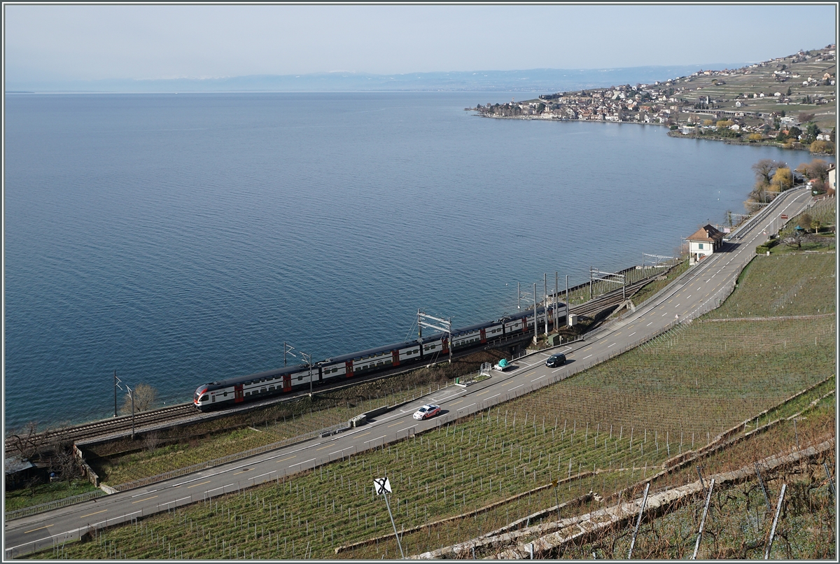 Ein RABe 511 als RE Genève - Vevey kurz nach Cully.
22. Feb. 2016