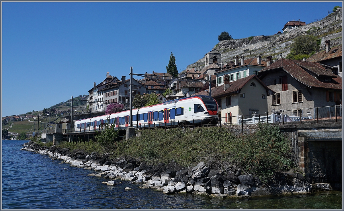 Ein RABe 523 (FLIRT) nach Villeneuve bei St-Saphorin.
29. April 2017