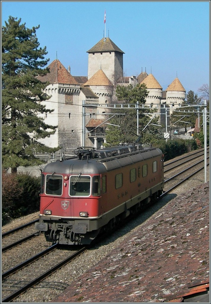 Ein Re 6/6 vor dem Château de Chillon.
14. März 2006 
