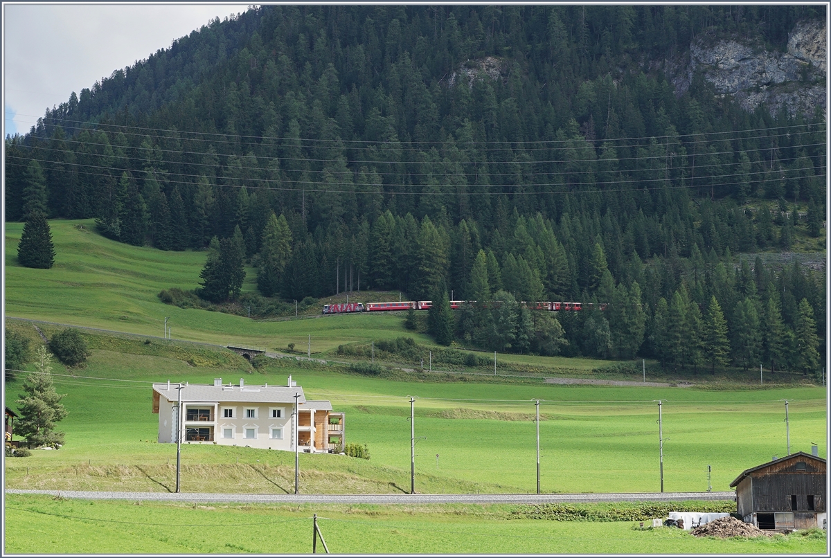 Ein RhB Schnellzug von St. Moritz nach Chur bei Bergün auf den drei verschiedenen Ebenen.
11. Sept. 2016  