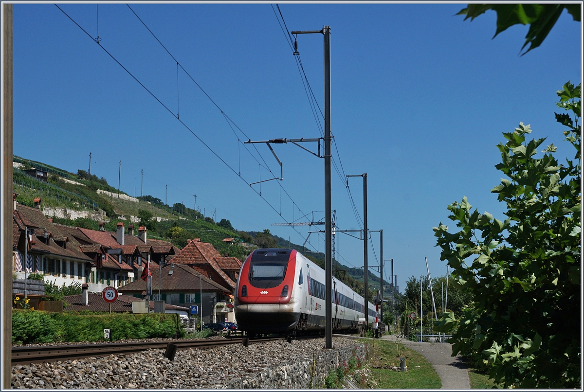Ein SBB ICN zwischen Ligerz und Twann auf seiner Fahrt Richtung Biel/Bienne.
18. Aug. 2017 