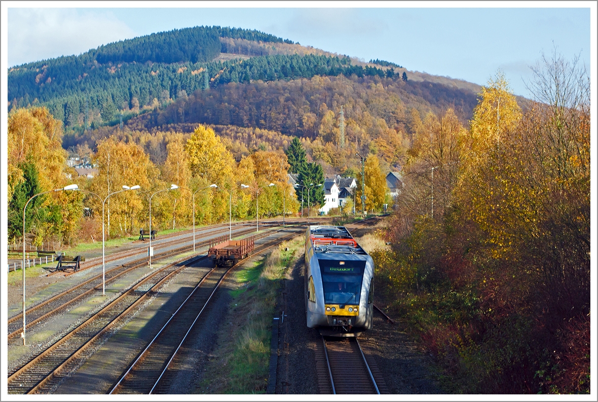 Ein Stadler GTW 2/6 der Hellertalbahn als RB 96 Neunkirchen-Herdorf-Betzdorf erreicht gleich (11.11.2013) dem Bahnhof Herdorf.
