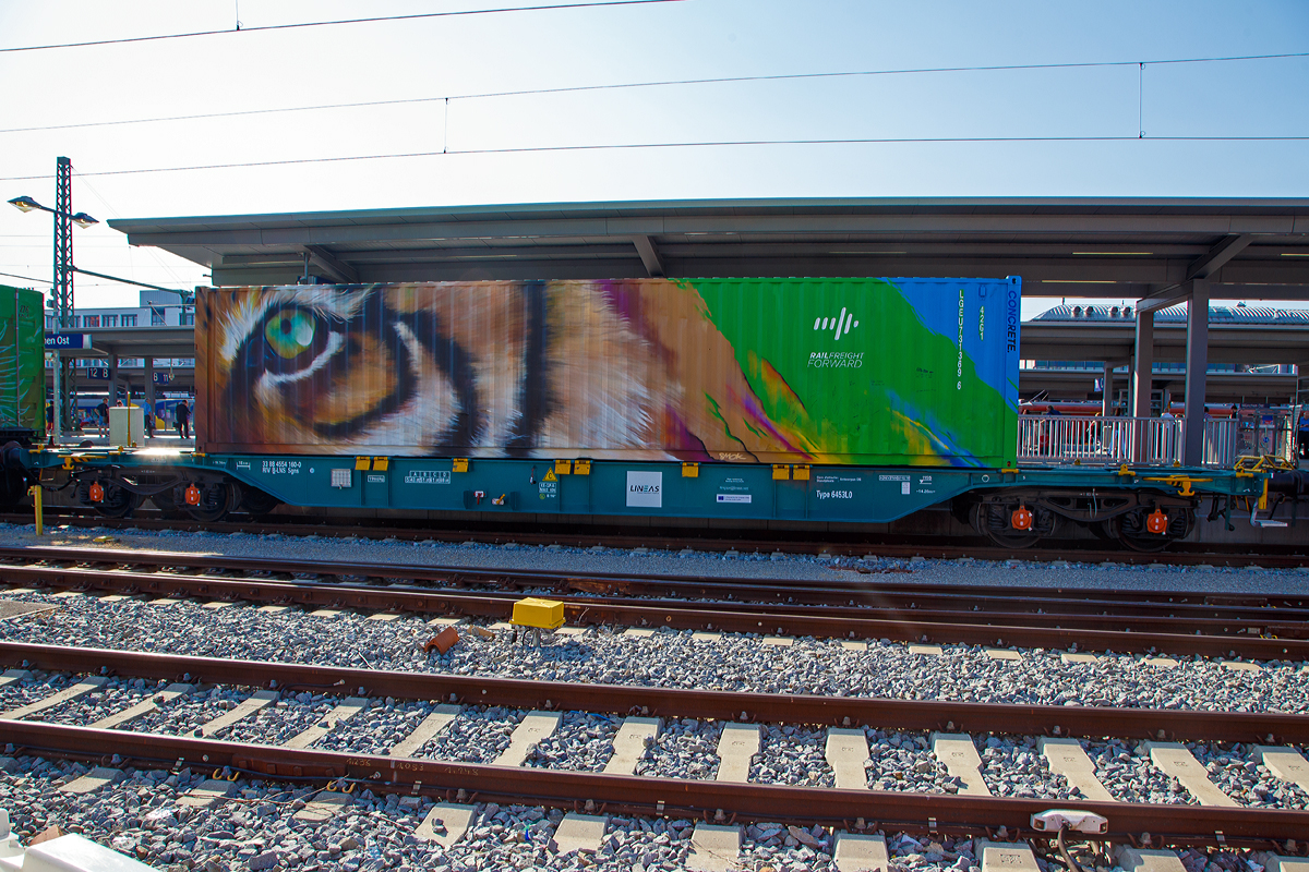 Ein Teil von Noah’s Train....
Vierachsiger Drehgestell Containertragwagen  33  88 4554 160-0 B-LNS, Gattung Sgns, der Lineas (ex B Logistics), Lineas Type 6453LO, beladen mit einem k�nstlerisch gestalten Container, ein gereiht in Noah’s Train am 04.06.2019 beim Halt in M�nchen Ostbahnhof.

Noah’s Train ist ein Zeichen f�r mehr Klimaschutz. Mit der Aktion will die Initiative „Rail Freight Forward“ der europ�ischen G�terbahnen ihr Engagement f�r mehr Klimaschutz unterstreichen. „Noah’s Train“, das l�ngste mobile Kunstwerk der Welt, machte am 05.06.2019 auf seiner Reise durch Europa Zwischenstopp in M�nchen. Mit diesem besonderen Zug, benannt nach der biblischen Arche Noah, werben die europ�ischen G�terbahnen f�r die Verlagerung von mehr Verkehr auf die umweltfreundliche Schiene. Gestartet war der Zug zum Ende der Weltklimakonferenz Mitte Dezember 2018 im polnischen Katowice und �ber Wien nach Berlin gefahren. Bei jedem Halt bespr�hen namhafte Street-Art-K�nstler zwei Container mit Tiermotiven.

Rail Freight Forward ist ein breit angelegter und stetig wachsender Zusammenschluss von Schieneng�terverkehrsunternehmen Europa und wird von den Verb�nden CER, UIC, ERFA und VDV unterst�tzt. Aktuell beteiligen sich BLS Cargo, CD Cargo, CFL Cargo, DB Cargo, Green Cargo, Lineas, LTE Group, Mercitalia, Ost-West Logistik, PKP Cargo, Rail Cargo Group, SBB Cargo, SNCF Logistics, ZSSK Cargo.
