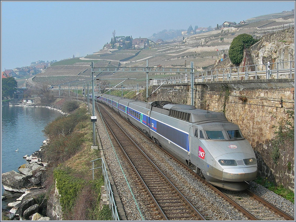 Ein TGV der ersten Generation auf dem Weg Richtung Brig kurz nach St-Saphorin.
17. März 2007 