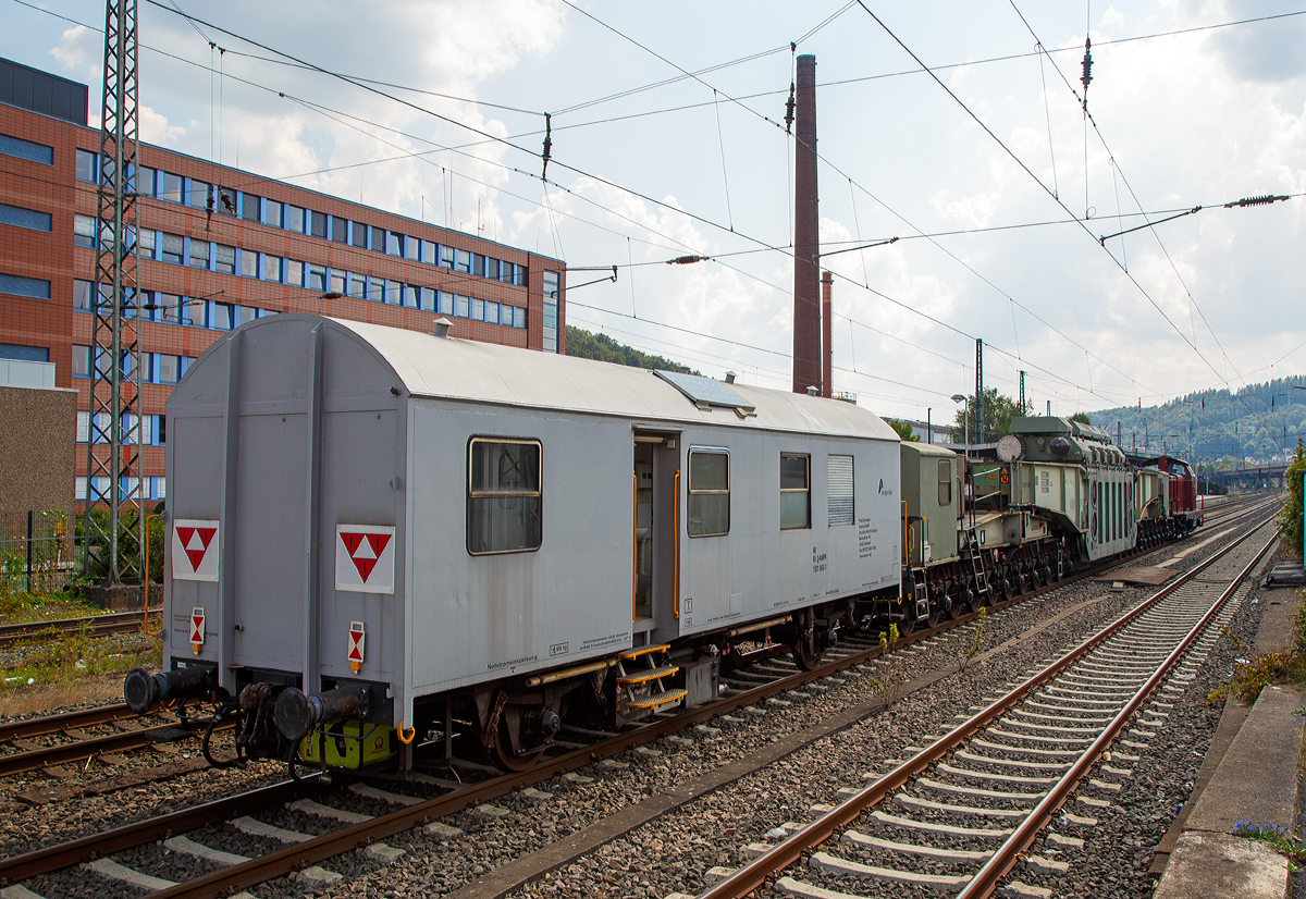 
Ein Trafotransport der Amprion GmbH, ex RWE Energie AG, steht am 25.08.2019 im Bahnhof Siegen-Geisweid, da es erst wieder in der folgenden Nacht über die Siegstrecke weiter nach Wesel zum Schrott gehen kann.
Der Zugverband bestand aus der Zuglok V100 2091 (92 80 1212 209-1 D-VEB) der VEB - Vulkan-Eifel-Bahn, dem 20-achsigen Tragschnabelwagen der Gattung Uaai 687.9 (84 80 996 0 003-5 D-AMPR) beladen mit Trafo und dem Begleitwagen (40 80 1501 003-1 D-AMPR).

