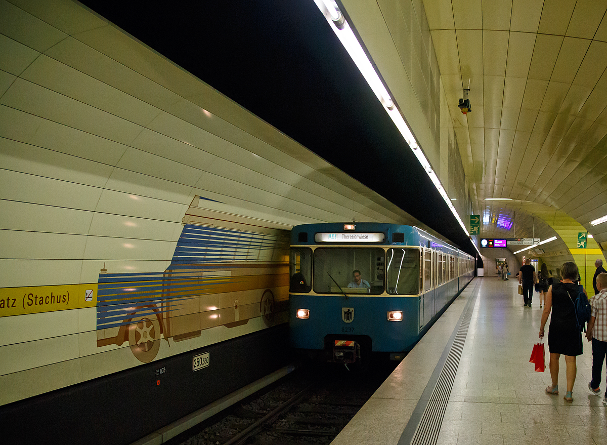 
Ein U-Bahn-Triebzug bestehend aus zwei Doppeltriebwagen der MVG-Baureihe A erreicht am 16.06.2018 als Linie U4 die Station Karlsplatz (Stachus).

Die Baureihe A ist die älteste Baureihe bei der Münchner U-Bahn. Diese Fahrzeuge, die ab 1970 serienmäßig geliefert wurden, kommen außerhalb der bayerischen Landeshauptstadt in leicht veränderter Version auch in Nürnberg und mit einem deutlich an das Wiener Tunnelprofil angepassten Wagenkasten bei der Wiener U-Bahn zum Einsatz. 

Die Münchner U-Bahn ist neben der S-Bahn das wichtigste Verkehrsmittel des öffentlichen Personennahverkehrs in der bayerischen Landeshauptstadt München. Seit der Eröffnung der ersten Strecke am 19. Oktober 1971 wurde ein Netz mit 103,1 km Streckenlänge und 100 Bahnhöfen errichtet.

Die Münchner U-Bahn wird von der Münchner Verkehrsgesellschaft (MVG) betrieben und ist in den Münchner Verkehrs- und Tarifverbund (MVV) integriert. Im Jahr 2015 beförderte sie 398 Millionen Fahrgäste.
