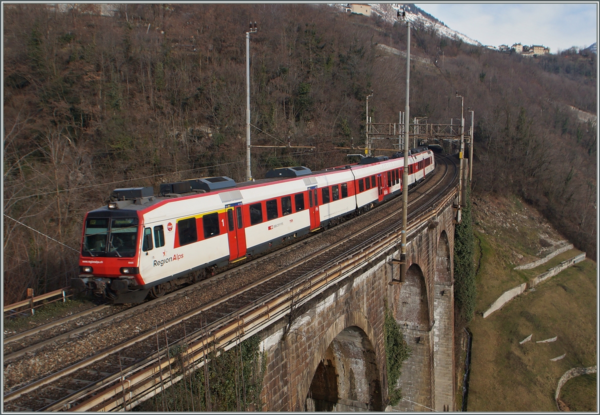 Ein Walliser Domino als IR von Brig auf dem Weg nach Domodossola kurz vor Preglia.
27. Jan. 2015