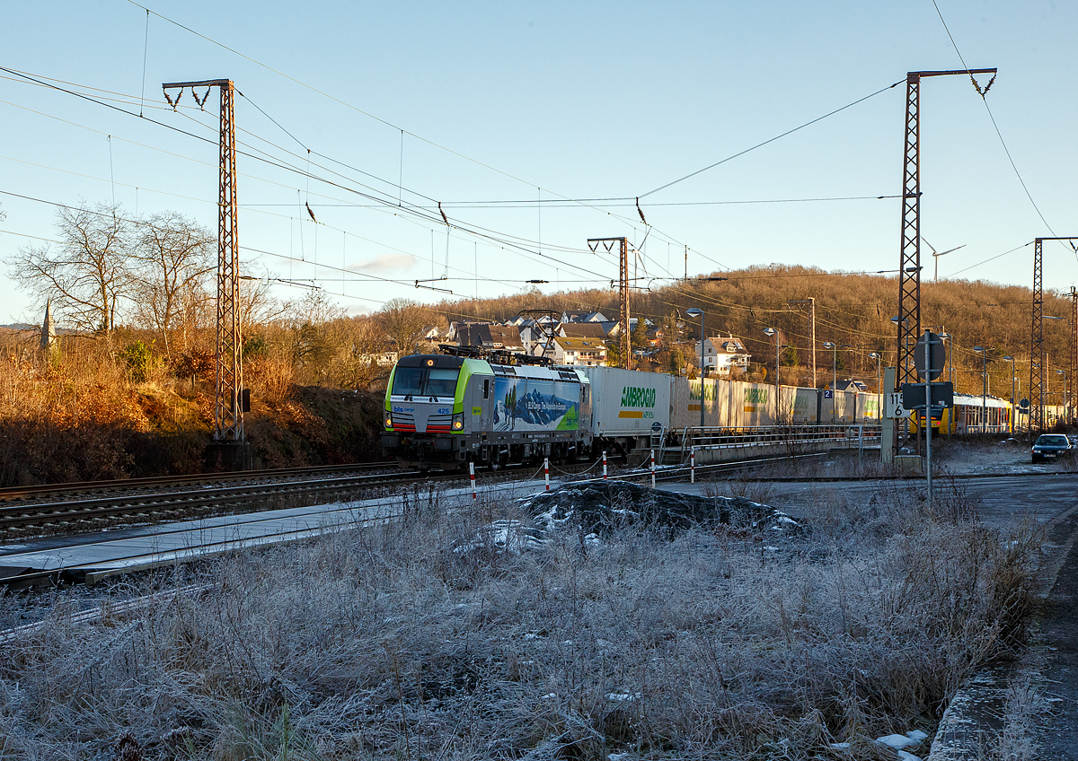 Eine der 25 neuen von der BLS Cargo in der 2. Serie bestellten Re 475 (Siemens Vectron MS)....
Die BLS Cargo 425  – Re 475 425-5 (91 85 4475 425-5 CH-BLSC) fährt am 11.01.2022 mit einem KLV-Zug durch Rudersdorf (Kr. Siegen) über die Dillstrecke (KBS 445) in nördlicher Richtung.

Die Siemens Vectron MS wurden 2020 von Siemens unter der Fabriknummer 22896 gebaut, sie hat die Zulassungen für CH/ D/ A/ I / NL/B und kann so vom Mittelmeer bis an die Nordsee ohne Lokwechsel durchfahren. Sie haben eine Höchstgeschwindigkeit von 200 km/h und eine Leistung von 6.400 kW.

Nach Abschluss der Lieferungen der 2. Serie hat die BLS Cargo dann insgesamt 40 Loks der Baureihe Re 475 (Siemens Vectron MS). Der kleine Unterschied zwischen der beiden Serien ist nur das die Lok der 2. Serie auch durch Belgien fahren darf.
