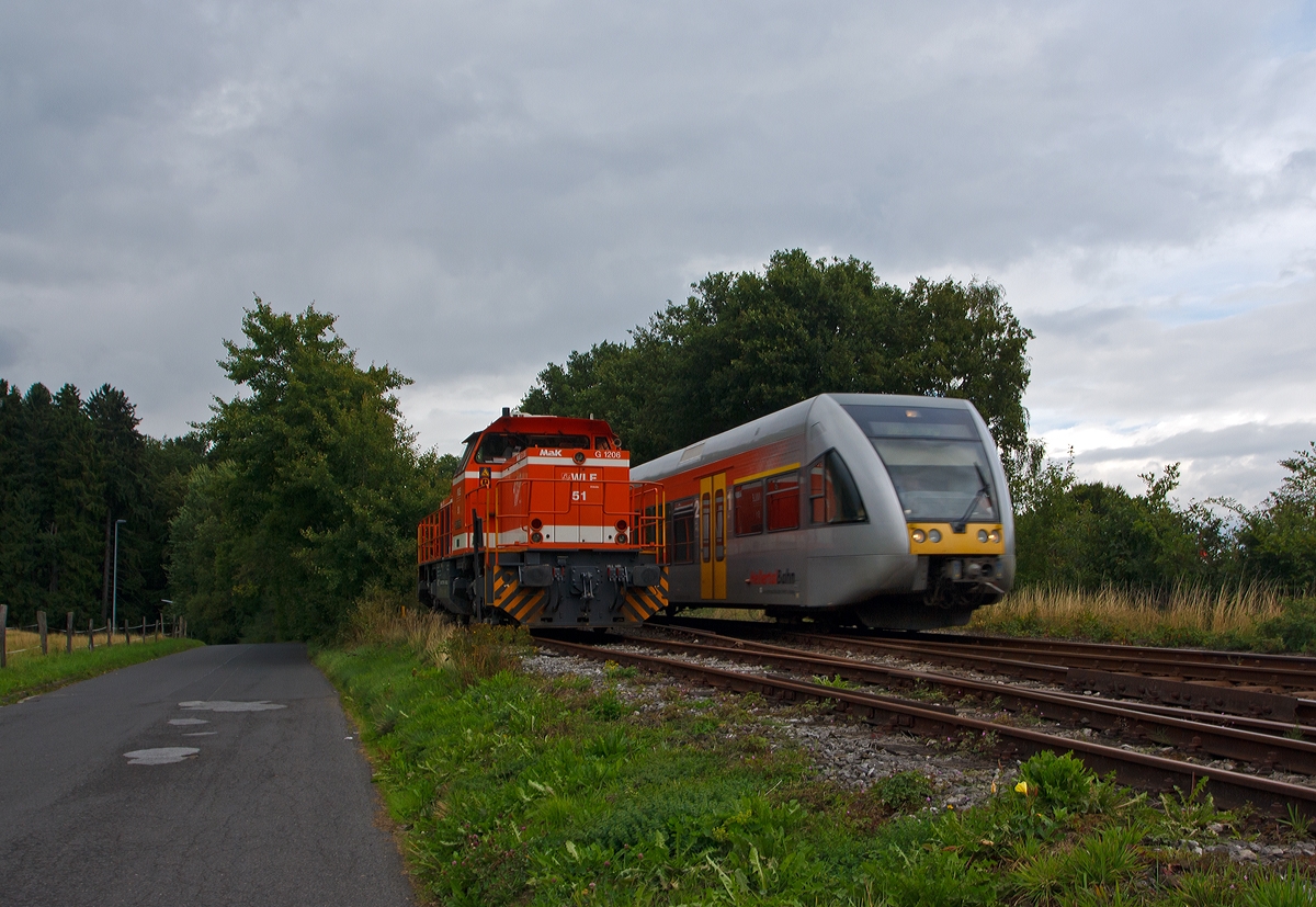 Eine andere Ansicht von der WLE 51  Kreis Warendorf  (Westf�lische Landes-Eisenbahn) eine MaK G 1206. Sie steht am 17.09.2013 am einem Werksanschlu� in Burbach-Holzhausen. 
Und ein GTW 2/6 der Hellertalbahn kommt gerade vorbei, dieser f�hrt in Richtung Dillenburg.