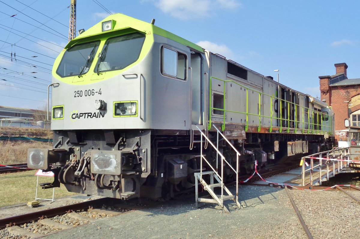 Eine der Austtellungsstücke in Dresden-Altstadt war am 8 April 2018 CapTrain 250 006. 