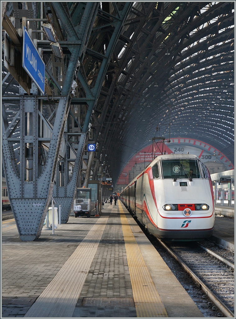 Eine E 414 als ETR Treibkopf für einen Frecciabianca in Milano Centrale.
1. März 2016
