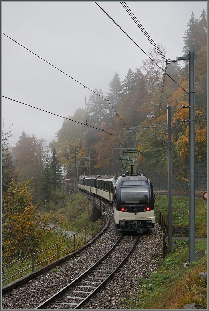 Eine eher ungewöhnliche Komposition, hier als Nachschuss, ist bei Sendy-Sollard auf dem Weg nach Montreux. Neben der führenden MOB Ge 4/4 8001 hilft der  Alpina2 Be 4/4 9002 am Schluss des kurzen Zuges.

23. Oktober 2020
