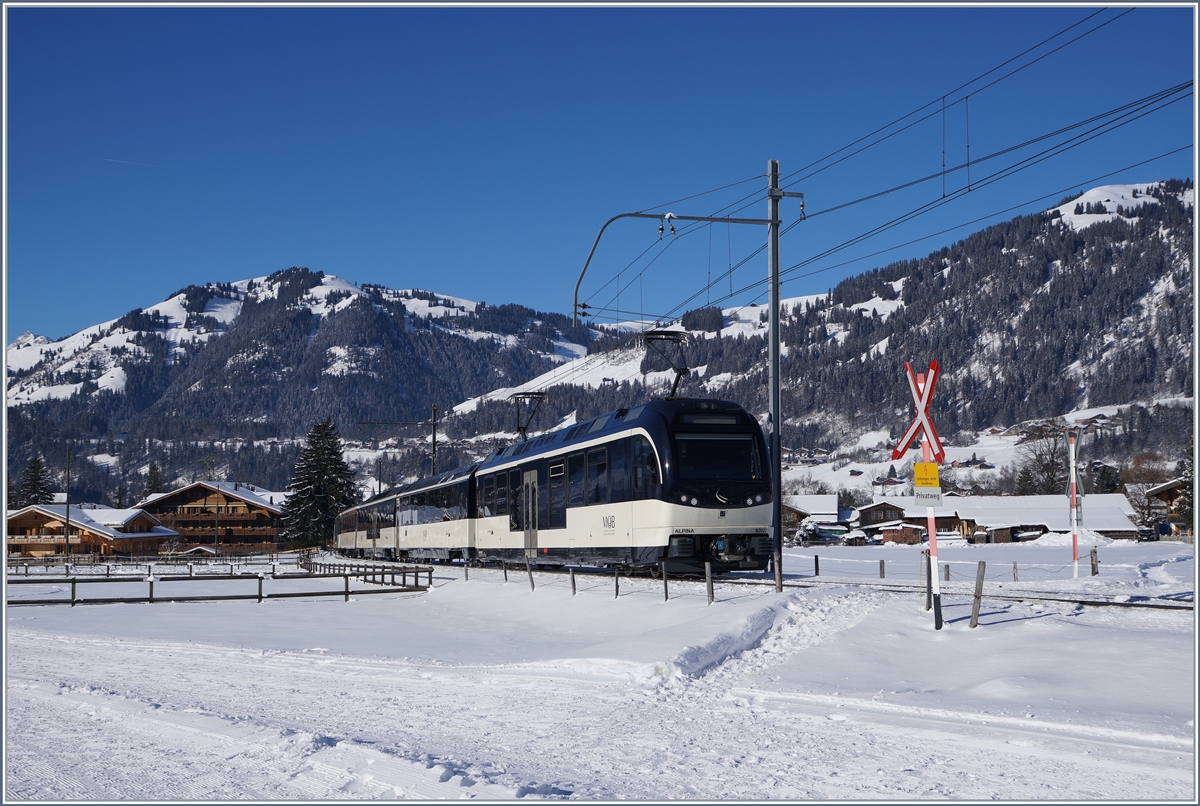 Eine MOB-Alpina Komposition mit den beiden Triebwagen ABe 4/4 9301 und Be 4/4 9202 auf Probefahrt kurz nach Gstaad.
19. Jan. 2017