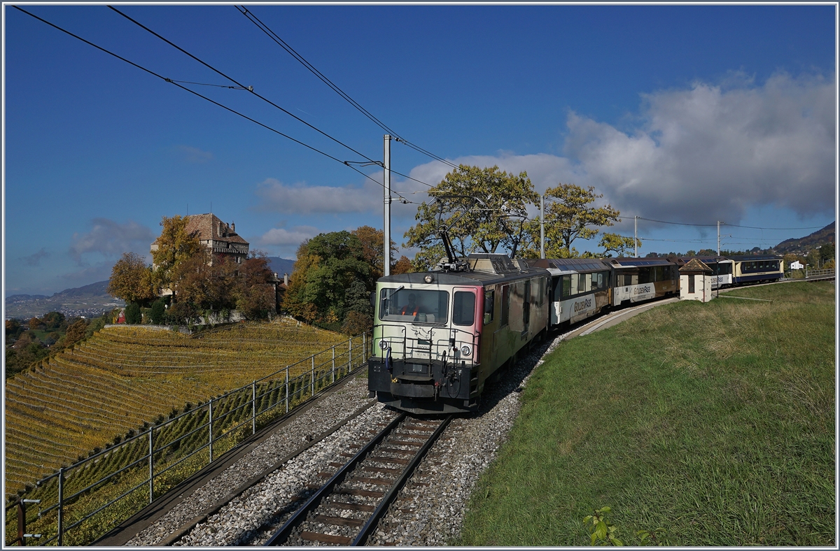 Eine MOB GDe 4/4 mit einem MOB GoldenPass Panoramic bei Châtelard VD. Am Schluss des Zuges läuft ein in den Ursprungsfarben lackierter Panoramawagen, der auf das Jubiläum  40 Jahre Panormamawagen  aufmerksam macht.
27. Okt. 2016