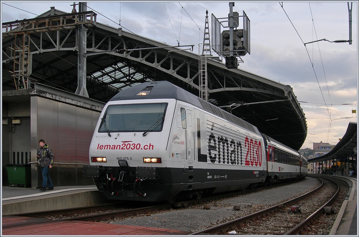 Eine neue Werbelok: vor dem in Lausanne haltenden IR 1824 Brig - Genève Aéroport wirbt die SBB Re 460 075-5 für  Léman 2030 , bis dann soll die Kapazität im Schieneverkehr zwischen Genève und Lausanne verdoppelt werden. 
23. Nov. 2016