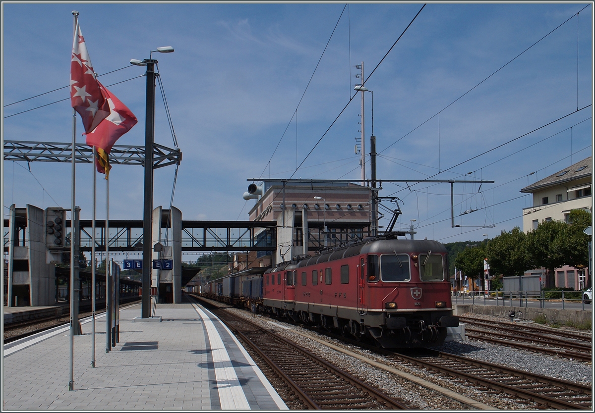 Eine  Re 10/10  wartet in Spiez auf die Abfahrt Richtung Süden.
12. Juli 2015
