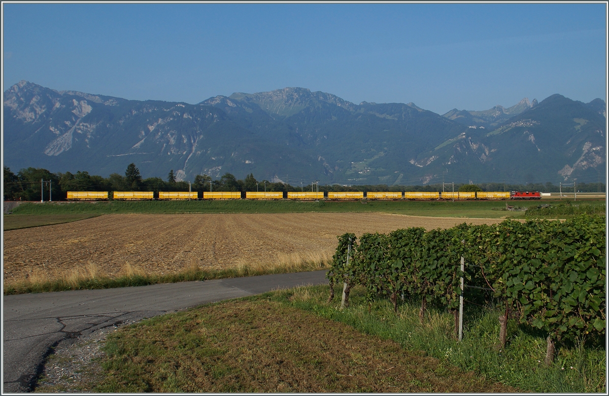 Eine SBB Re 4/4 II mit einem Postzug kurz nach Aigle.
12. August 2015