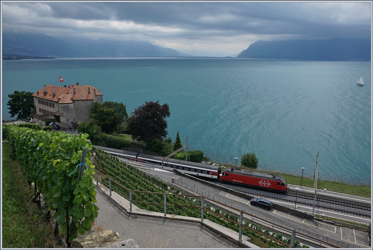 Eine SBB Re 460 mit ihrem IR von Brig nach Genève Aéroport erreicht bei spannendem Wetter die Haltestelle Rivaz; links im Bild das Château de Glérolles.
Dies Bild wurde nur gerade gerichtet, jedoch nicht entzerrt. 
23. Juli 2017