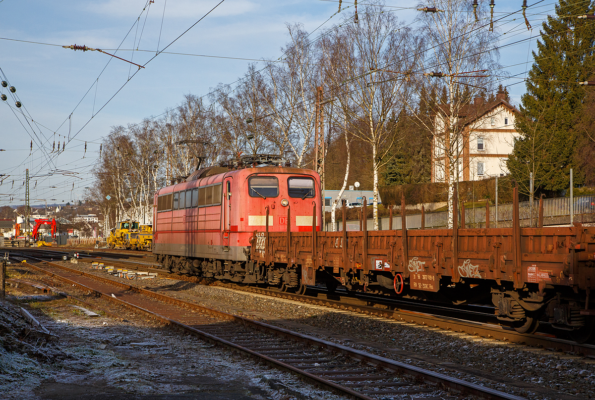 Einen so langen G�terzug habe ich noch nicht gesehen.....
Die an die DB Cargo AG vermietete Railpool 151 155-9 (91 80 6151 155-9 D-Rpool), schiebt am 22.12.2021, einen extrem lagen gemischten G�terzug (gezogen von der 185 361-3) durch Kreuztal in Richtung Siegen. 

Da der Zug so lang und wohl auch schwer war, wurde er von der 151 155-9 nachgeschoben. Das G�terz�ge auf der Ruhr-Sieg-Strecke (KBS 440) zwischen Altenhundem und Kreuztal nachgeschoben werden, kommt heute noch ab und an vor, enden aber (bzw. beginnen) in Kreuztal. Aber hier erfolgt der Nachschub weiter. Hier im Schiebedienst werden beide Lokomotiven mit Lokf�hrer besetzt und bedient.

Es ist gut m�glich dass die nachschiebende 151 155-9 mit Schraubenkupplung an den Zug gekuppelt war. 
