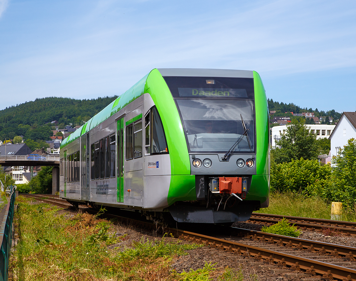 
Einer der beiden Stadler GTW 2/6 der der Westerwaldbahn (WEBA) fährt am 10.06.2016 von Betzdorf/Sieg als RB 97  Daadetalbahn  in Richtung Daaden. 