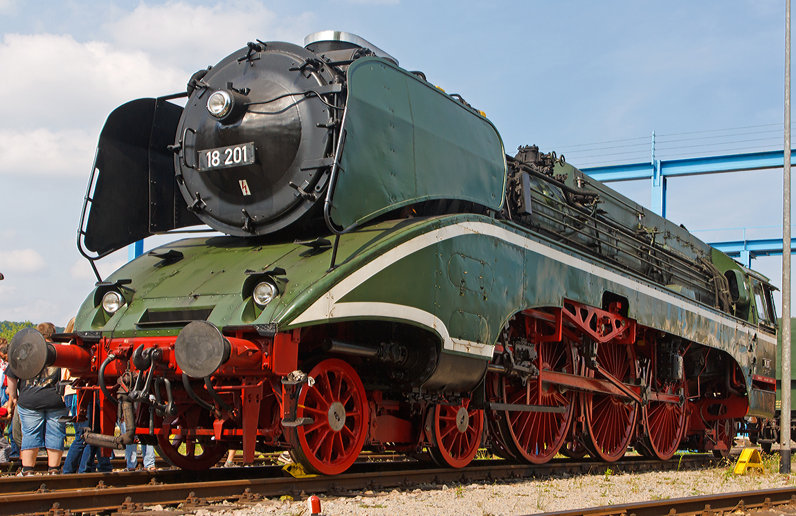 
Einfach eine Schönheit....

Die 18 201 (ex DR 18 201 ex DR 02 0201-0) der Dampf Plus steht am 24.08.2013, Dampflokwerk Meiningen (DLW).

Sie ist, mit einer Höchstgeschwindigkeit von 182,5 km/h, die schnellste betriebsfähige Dampflokomotive der Welt. Zudem ist sie ein Unikat, diese Lok gab und gibt es nur einmal auf der Welt.