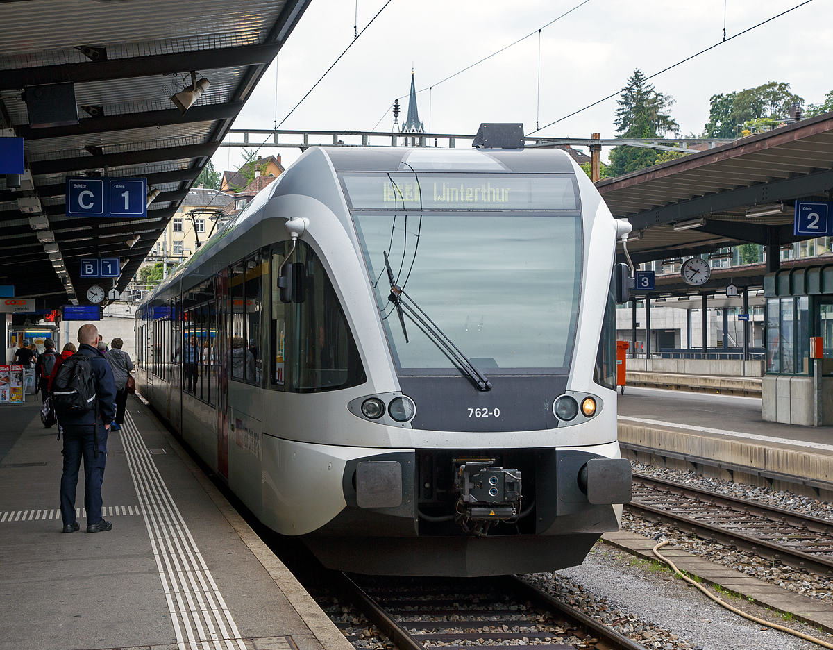 
Einfahrt des Stadler ET GTW 2/6 - RABe 526 762-0 (RABe 94 85 7526 762-0 CH THB) der Thurbo AG, als S 33 (Schaffhausen - Winterthur) am 18.06.2016 im Bf Schaffhausen.