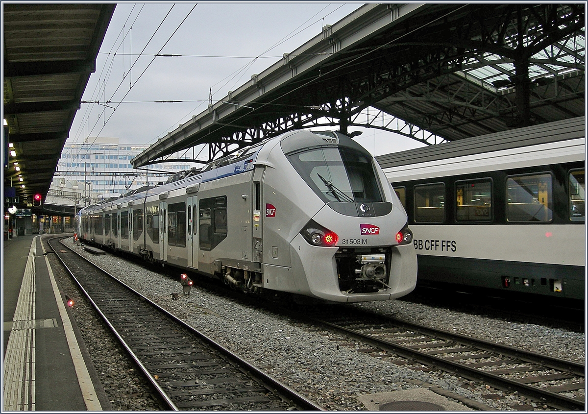 Einmal mehr bot das Gleis 2 in Lausanne innerhalb von etwas mehr als zwölf Stunden überraschende Motive, wenn auch nur als  Nachschuss  und bei Lichtsituationen, die meine kleine immer-mit-dabei Knipse ziemlich forderten: Kaum ist am andern Tag die Sonne aufgegangen, standen zwei SNCF Z 31 500 Coradia Polyvalent régional tricourant mit der Aufschrift CEVA 1 und CEVA 2 auf Gleis zwei, unterwegs für  Léman Express  Probefahrten. Das Bild zeigt den hintern, den Z 31 504-7 (UIC 94 87 0031 504-7 F-SNCF) der beiden Triebzüge. Bevor ich den vorderen fotografieren konnte, fuhr der Zug schon weg... 
26. Nov. 2018