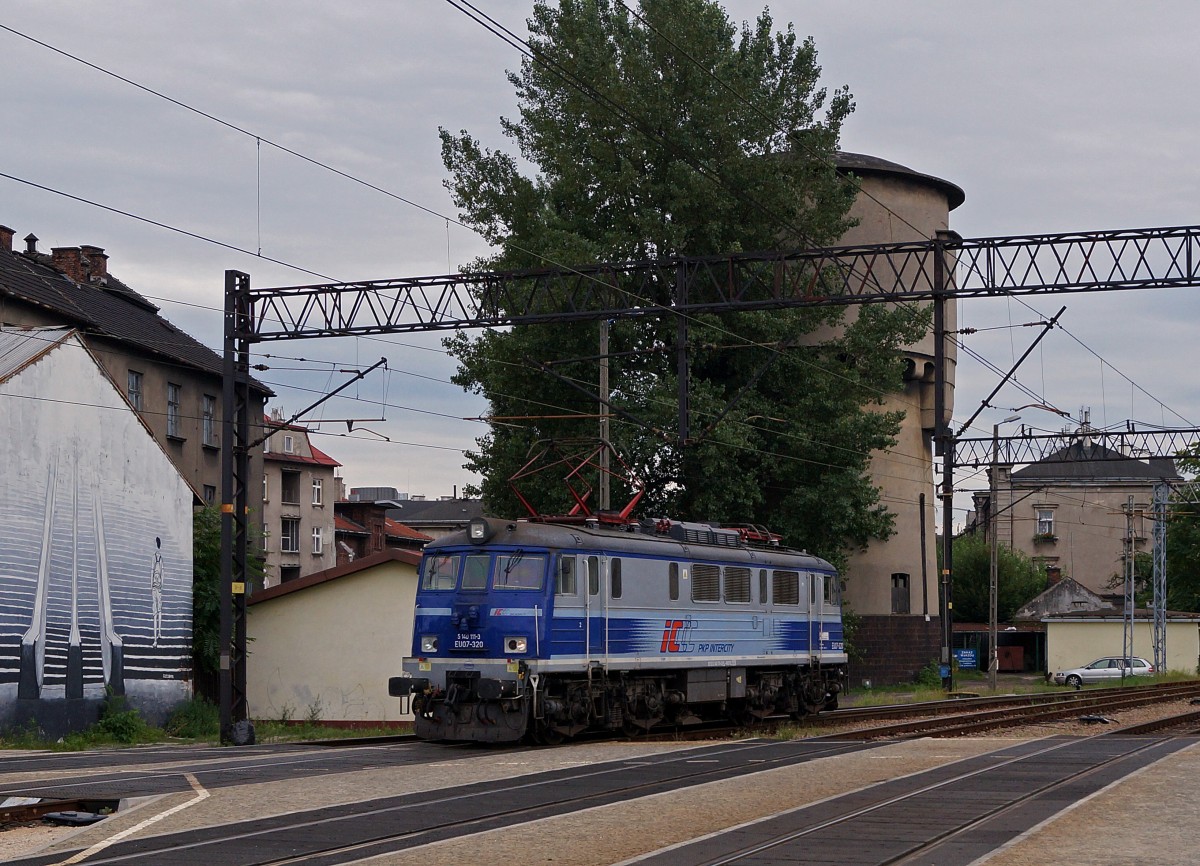 ELEKTROLOKOMOTIVEN IN POLEN
EU07-320 (1995-1994) von P.K.P INTERCITY auf dem Bahnhof KRAKAU Glowny vor der Kulisse des Wasserturms aufgenommen am 12. August 2014. Zu beachten gibt es bei der Baureihe EU07 die unterschiedlichen Scheinwerfer.
Foto: Walter Ruetsch