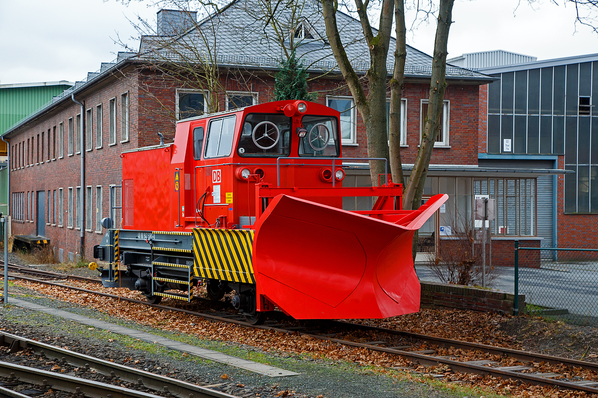 Er warte auf seinen Einsatz.....
Der Schneepflug BA 851 (Fabr. Beilhack Typ PB600) der DB Netz AG, Schweres Nebenfahrzeug 40 80 947 5 181-0, hier am 19.12.2021 abgestellt in Siegen-Eintracht.

Nach den Stationierungen in Kreuztal und in Weidenau ist der Siegener Schneepflug nun dauerhaft im Bahnhof Eintracht der Kreisbahn Siegen-Wittgenstein (KSW) geparkt. Auch wird das Fahrzeug mit den Diesellokomotiven der KSW eingesetzt , denn die Schneepfl�ge haben keinen eigenen Antrieb und m�ssen daher immer von einer Lok geschoben werden.

Der bisher in Gelb lackierte Siegener Schneepflug wurde 1973 bei der Maschinenfabrik Beilhack in Rosenheim gefertigt. Das zweiachsige Ger�t verf�gt �ber einen sogenannten Innenpflug in Form eines festen Dreieckpfluges mit beidseitigem Auswurf. Von diesem Typ (Bauart 851) sowie einer Schwesterbauart sind insgesamt 13 Exemplare im Einsatz. Mit diesen Fahrzeugen k�nnen R�umfahrten mit einer maximalen Geschwindigkeit von 50 km/h durchgef�hrt werden.

TECHNISCHE DATEN:
Art: Schneepflug BA 851.1
Spurweite 1.435 mm
L�nge �ber Puffer: 12.000 mm
Anzahl der Achsen: 2
Achsabstand: 5.000 mm
Eigengewicht: 28.000 kg
H�chstgeschwindigkeit (Hg): 80 km/h (urspr. 90 km/h)
Zur Mitfahrt zugel. Personenzahl: 5
Bremse: KE-GP