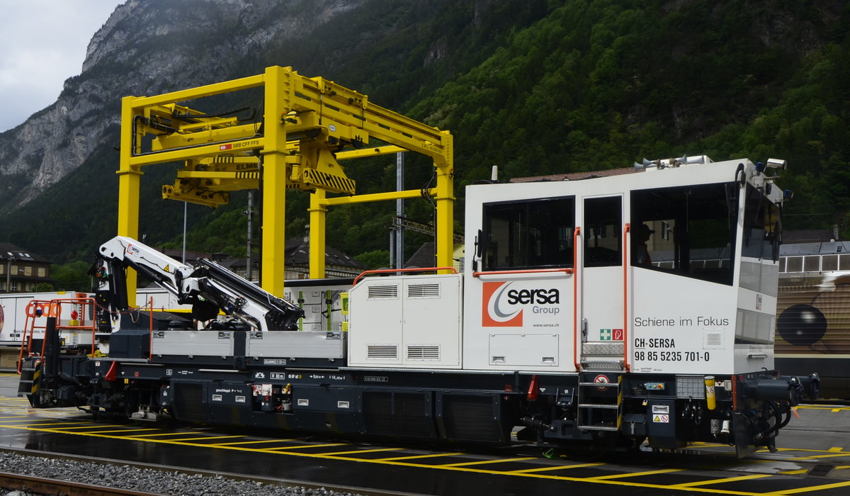 Er�ffnung Gotthardbasistunnel 2016. Anl�sslich der Feierlichkeiten gab es eine Rollmaterialshow in Erstfeld, hier ein Fahrzeug der modernen Eisenbahn. Robel 54.22 der sersa Group Tm 98 85 52 35 701-0. (04.06.2016)