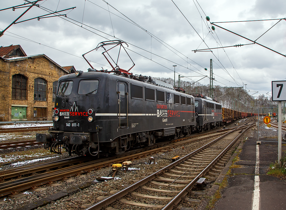 Es ist April und ein wenig ist der Winter zurück....
In Doppeltraktion fahren die 140 811-1 (91 80 6140 811-1 D-EBS) und die 140 815-2 (91 80 6 140 815-2 D-EBS) beide von der EBS - Erfurter Bahnservice GmbH, am 02.04.2022 mit einem sehr langen Holzzug durch Betzdorf (Sieg) in Richtung Siegen.

Lebensläufe der beiden E 40:
Vorne die 140 811-1 wurde 1971 von Friedrich Krupp AG in Essen unter der Fabriknummer 5104 gebaut, der elektrische Teil wurde von der AEG (Allgemeine Elektricitäts-Gesellschaft) unter der Fabriknummer 8722 geliefert.  Als 140 811-1 wurde sie an Deutsche Bundesbahn geliefert, als diese fuhr sie auch bei zur Ausmusterung im November 2015 bei der DB Schenker Rail Deutschland AG.

Hinten die 140 815-2 wurde auch 1971 von Krupp unter der Fabriknummer 5108 gebaut, der elektrische Teil wurde auch von der AEG unter der Fabriknummer 8726  geliefert.  Als 140 815-2 wurde sie an Deutsche Bundesbahn geliefert, als diese fuhr sie auch bei zur Ausmusterung 2012 bei der DB Schenker Rail Deutschland AG und ging an die DB Tochter RBH Logistics GmbH in Gladbeck als RBH 163 (91 80 6140 815-2 D-RBH). 

Beide Loks gingen 2016 an die EBS - Erfurter Bahnservice GmbH.