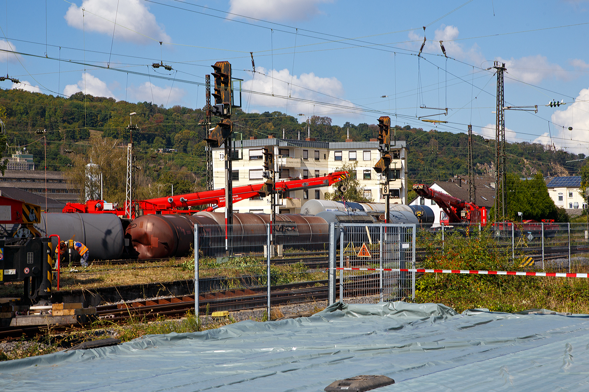 Es gibt noch viel zu tun in Niederlahnstein (hier am 02.09.2020). Drei Krane der DB Netz Notfalltechnik sind im Einsatz.
Hier im Einsatz sind, links der 120 t-Kran 732 003 (D-DB 99 80 9471 003-0) ein Kirow MULTI TASKER KRC 1200 und rechts der 100 t-Kran 733 001 „Bulldog“ ein Kirow MULTI TASKER KRC 910.

Gegen 18.40 Uhr am Sonntagabend des 30.08.2020 Mitten im Bahnhof kommt es zum Unglück: Ein Güterzug entgleist aus bislang noch unbekannten Ursachen, mehrere Kesselwagen waren aus den Gleisen gesprungen und umgekippt. Verletzte gab es glücklicherweise keine. Doch jetzt droht eine Katastrophe, der Güterzug hatte Diesel geladen. Der Güterzug war auf der Fahrt von Rotterdam nach Basel.

Fünf Kesselwagen waren umgekippt, bis zu 150.000 Liter Diesel sollen ausgelaufen und ins Erdreich gelangt sein. Von den insgesamt acht beschädigten Kesselwagen seien zwei komplett ausgelaufen.