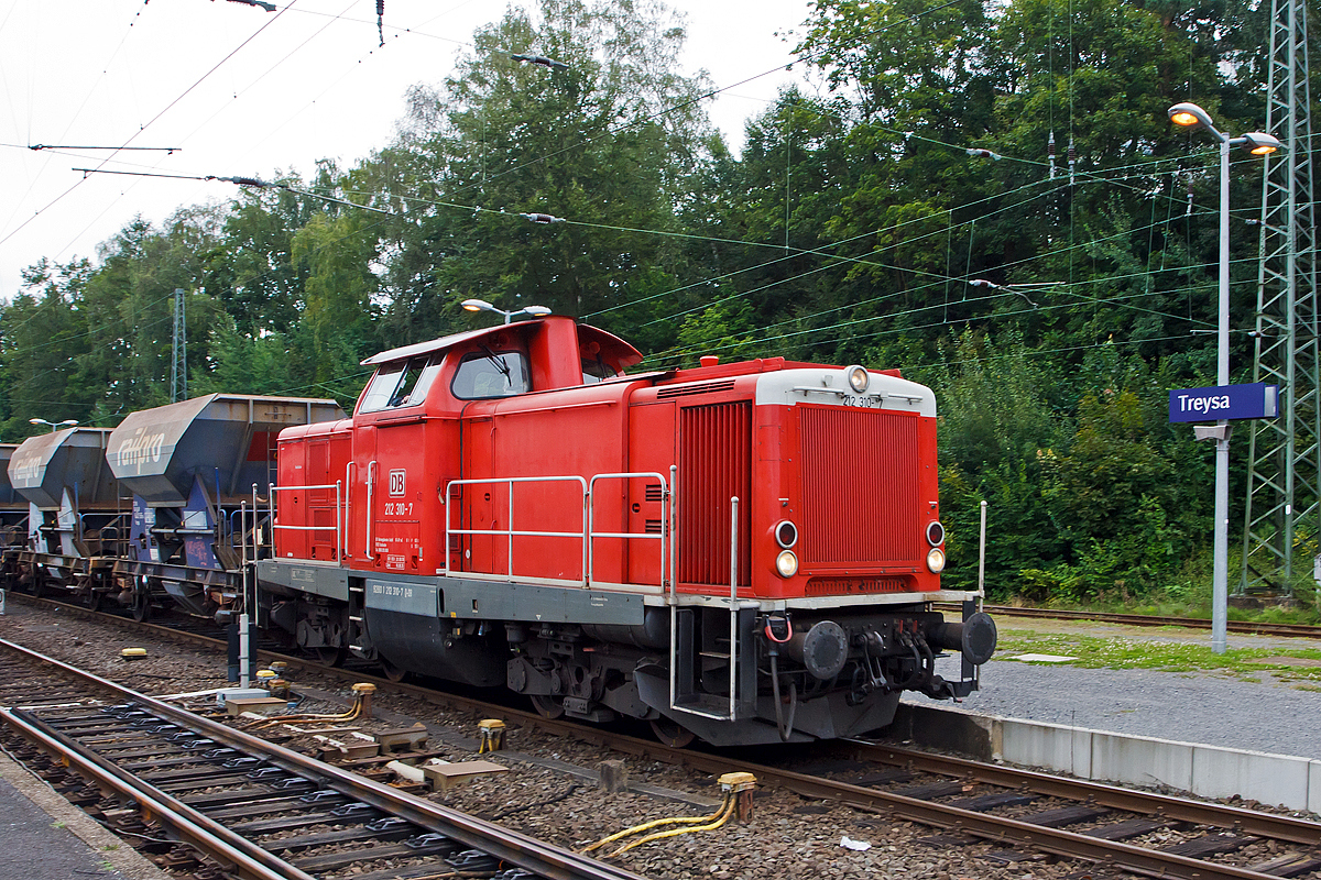 
Es gibt sie ja noch bei der DB, die gute alte V 100....
Hier fährt die 212 310-7 (92 80 1 212 310-7 D-DB) der DB Fahrwegdienste GmbH, ex DB V 100 2310, am 25.08.2014 mit einem Schotterzug durch den Bahnhof Treysa. 

Die V 100.20 wurde 1966 von MaK unter der Fabriknummer 1000357 gebaut, 2004 erfolgte die z-Stellung, im August 2008 erfolgte die Wiederinbetriebnahme nach einer Modernisierung.