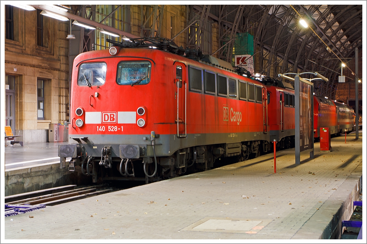 Es gibt sie noch, zwei von den wenigen E 40 im Bestand der DB.... 

Die 140 528-1 und Weitere (140 537-2) der DB Schenker Rail Deutschland AG stehen am 29.12.2013 (1:16 Uhr) auf Gleis 1 im Hauptbahnhof Frankfurt am Main. 

Später, nach dem eine V 60 den IC-Wagen herausgezogen hat, wird die 101er die zwei E 40er heraus ziehen.

Die 140 528-1 wurde 1964 bei Krupp  unter der Fabriknummer  4574 gebaut und als DB E 40 528 geliefert.

Wie alle Lokomotiven des Einheitslokomotivprogramms hatte die Baureihe E 40 als geschweißte Kasten-Konstruktionen mit Drehzapfen ausgeführte Drehgestelle und geschweißte Kastenaufbauten mit Lüftergittern. Die ebenfalls geschweißten Lokkästen unterscheiden sich im Wesentlichen nur durch ihre Länge und die Anordnung von Seitenfenstern und Lüftergittern von den anderen Einheitslokbaureihen. Die Baureihe E 40 (ab 1968: 140) ist technisch gesehen eine E 10.1 ohne elektrische Bremse und mit geänderter Getriebeübersetzung. Die E 40 / BR 140 unterscheiden von der E 10 / BR 110 durch eine andere Dachhaube mit weniger Lüftergitterrosten. Mit 879 Exemplaren ist die E 40 die meistgebaute Type des Einheitslokprogramms der DB. Ihre Höchstgeschwindigkeit betrug anfangs entsprechend ihrem vorgesehenen Einsatzgebiet im mittelschweren Güterzugdienst 100 km/h, wurde im Juni 1969 jedoch auf 110 km/h erhöht, um die Züge zu beschleunigen und die Loks auch besser im Berufsverkehr einsetzen zu können. 

Technische Daten:
Achsanordnung: Bo´Bo´
Spurweite: 1.435 mm
Länge über Puffer: 16.440 mm
Drehzapfenabstand: 7.900 mm
Achsstand in den Drehgestellen: 3.400 mm
Gesamtachsstand: 11.300 mm
Dienstgewicht:  86t
Achslast: 21,5t
Zulässige Höchstgeschwindigkeit: 110 Km/h
Stromsystem: Einphasen-Wechselstrom 15 000 V, 16 ²/³ Hz
Nennleistung: 3700 kW (5032 PS)
Nennleistung Trafo: 4040 kVA
Anzahl Fahrstufen:  28
Anzahl Fahrmotoren:  4

Beschaffungskosten:  ca. 1.226.000 DM
